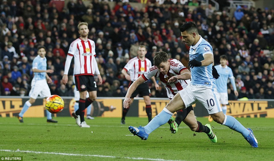 Aguero nổ súng, Man City bắn hạ 