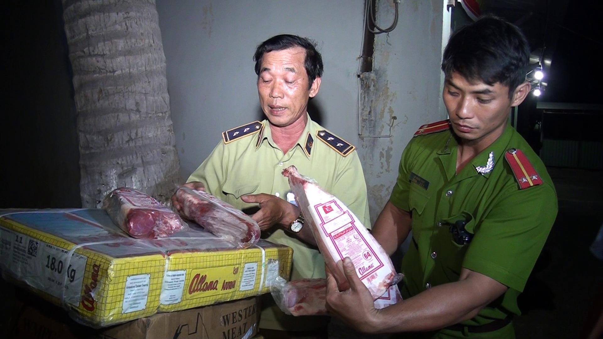 Giòi lúc nhúc trong thùng thịt trâu