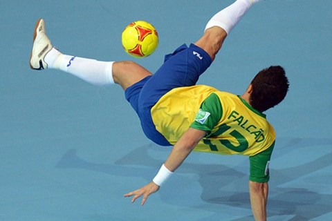 Mê mẩn với đôi chân ma thuật của ông vua futsal Falcao