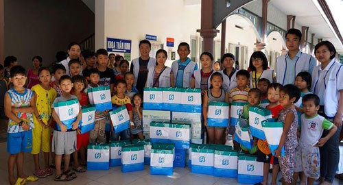 Fubon Life Việt Nam tặng quà Tết các bệnh nhi