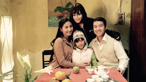 Yến Lê mặc váy mỏng, cắn răng giữa trời lạnh 5 độ