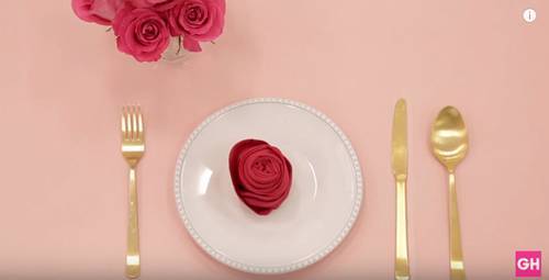Gấp hoa hồng từ khăn làm đỏm cho bàn ăn ngày Tết