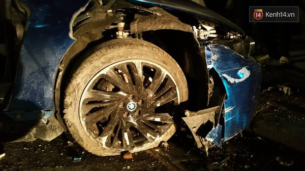 Tai nạn nghiêm trọng ở HN, siêu xe BMW i8 nát bét