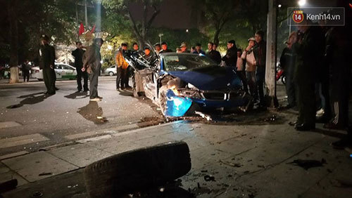 Tai nạn nghiêm trọng ở trung tâm Hà Nội, siêu xe BMW i8 nát bét