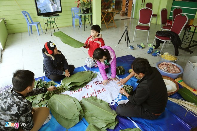 Người Hà Nội tất bật gói bánh chưng đón Tết