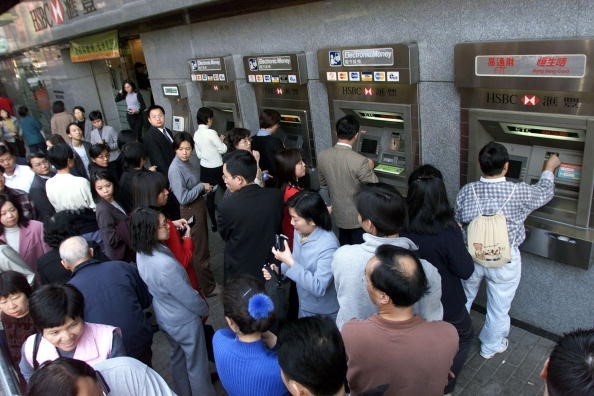 Cảnh chen lấn, chờ đợi rút tiền tại ATM ở nước ngoài