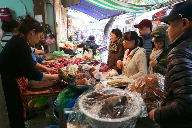 Tấp nập sắm Tết ở khu chợ 