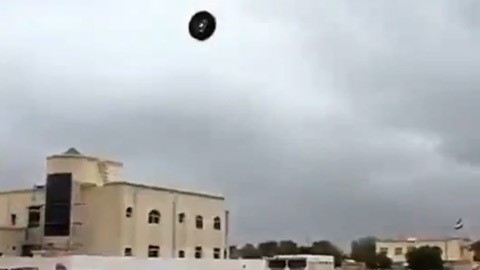 Kinh hoàng lốp ô tô bay như đạn pháo