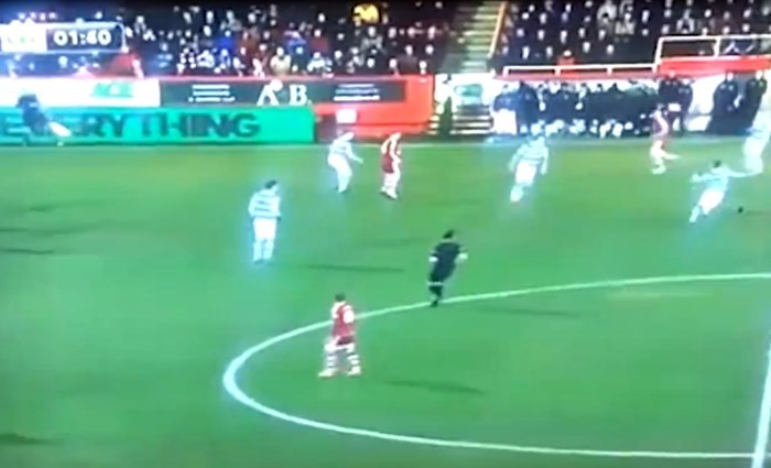 Hài hước: Cầu thủ đánh bóng chuyền trên sân cỏ