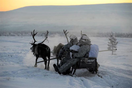 Cận cảnh lính Nga cưỡi tuần lộc tập trận giữa băng giá