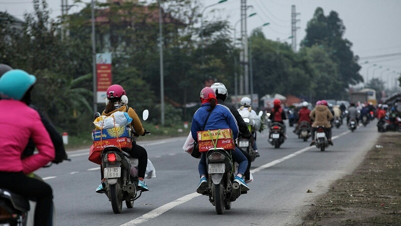 Nghỉ Tết, xe máy 'quá khổ' rồng rắn băng núi về quê