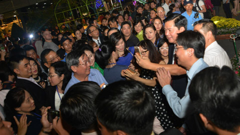 Ông Đinh La Thăng dạo đường hoa, chụp selfie với người Sài Gòn