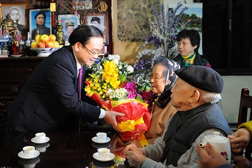 Bí thư Hà Nội Hoàng Trung Hải chúc Tết gia đình chính sách