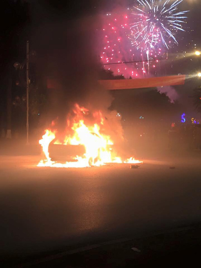 Bắc Ninh: Ford Focus cháy giữa đường trong đêm Giao thừa