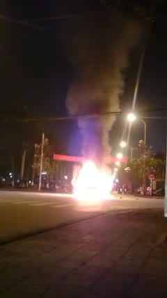 Bắc Ninh: Ford Focus cháy giữa đường trong đêm Giao thừa