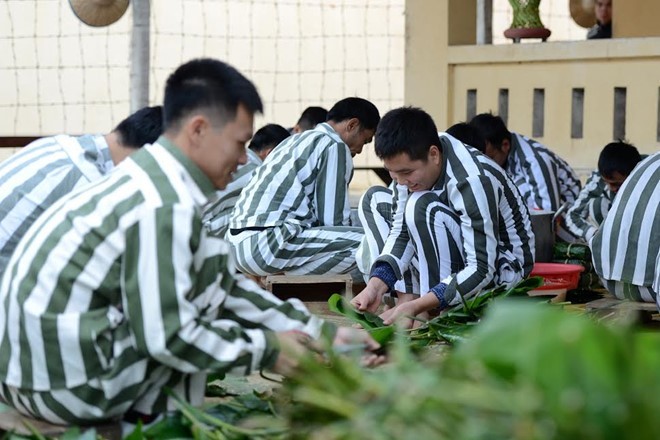 Phạm nhân trẻ rơi nước mắt khi nghe con gái hỏi chuyện