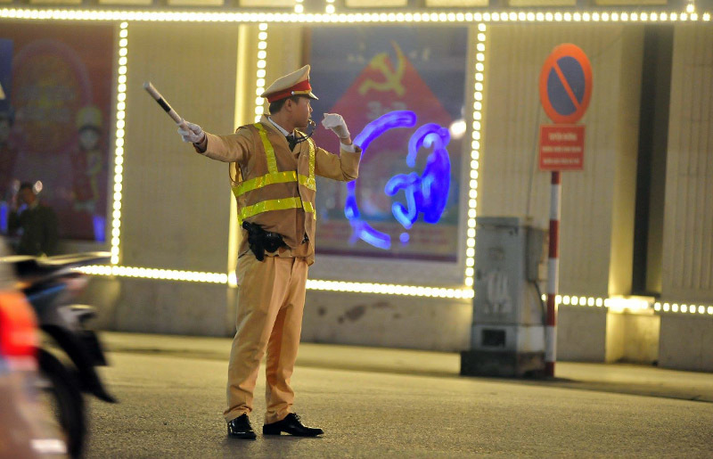 Hình ảnh cảm động chiến sỹ CSGT trực xuyên đêm