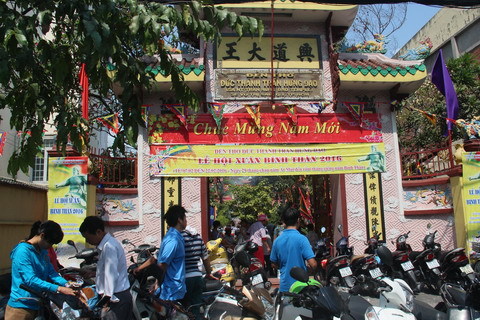 Hai ngôi đền đông nghịt khách viếng thăm đầu năm ở Sài Gòn