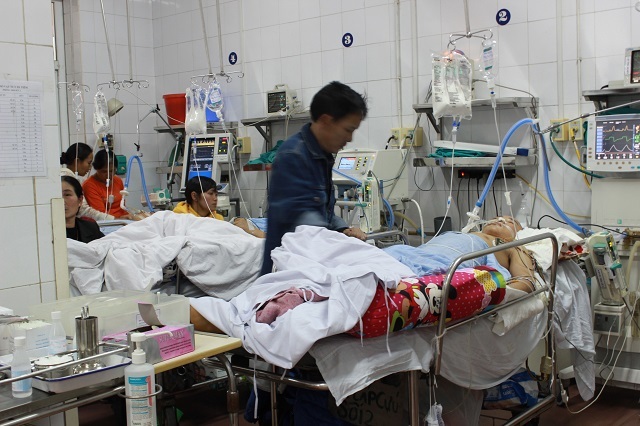 Bệnh viện quá tải Tết, bệnh nhân nằm hành lang chờ cấp cứu