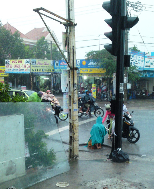 Ông nghị dùng dép lê đánh tiếp viên hàng không