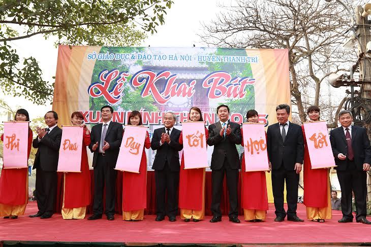 Lãnh đạo ngành giáo dục khai bút với 6 chữ