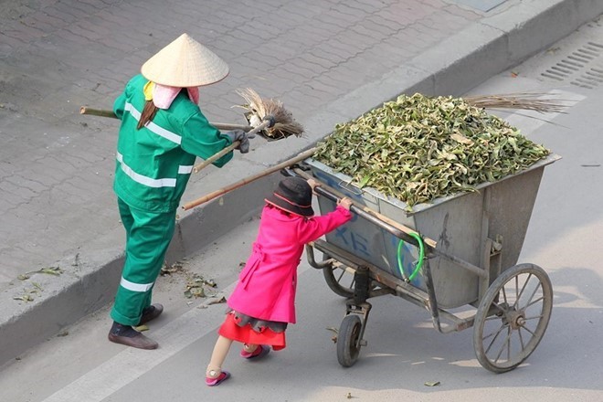 Niềm vui năm mới của người mẹ cùng con quét rác