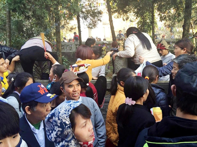Khai hội chùa Hương, biển người trèo tường tìm lối đi