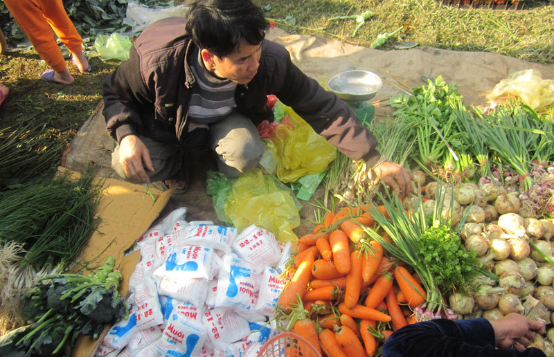 Độc đáo chợ Tết 'càng đánh nhau to càng may mắn’