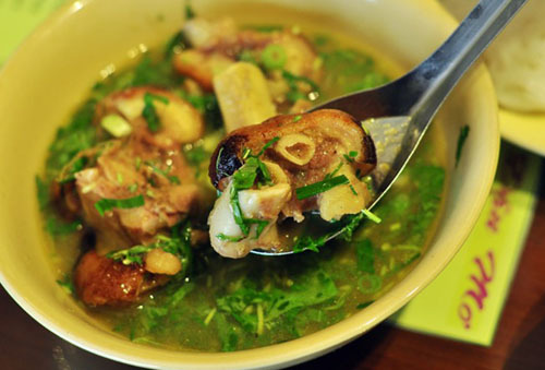 Xì xụp bún giả cầy nóng hổi tại Hà Nội