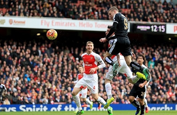 Vardy đánh đầu buộc Cech trổ tài