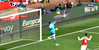 Petr Cech phải bay người hết cỡ để cản phá.