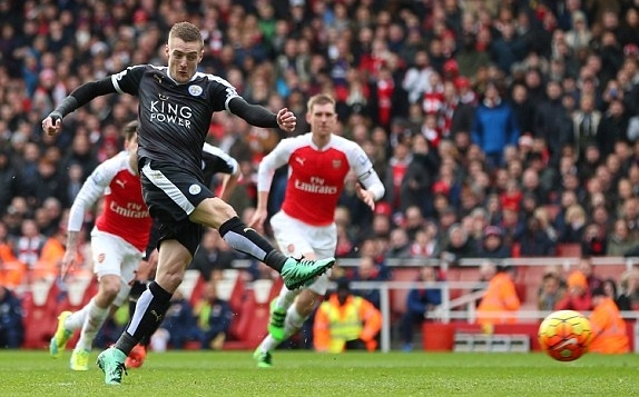Vardy sút tung lưới Cech