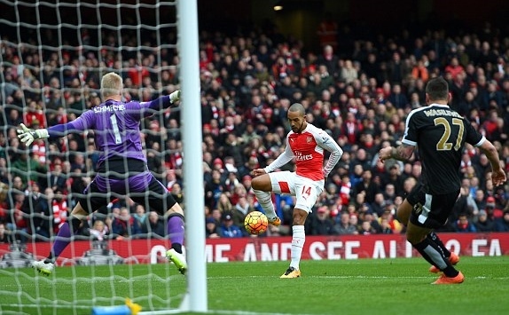 Walcott gỡ hòa cho Arsenal