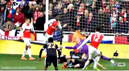 Schmeichel xuất sắc cản phá cú sút rất căng của Giroud