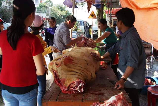 Đi chợ Viềng mua... thịt bò cầu may