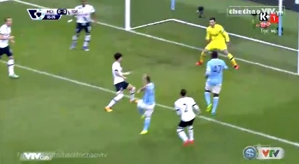 Aguero đã đệm bóng đi vọt xà ngang