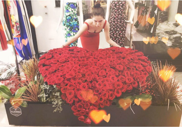 Ngọc Trinh được bạn trai đại gia tặng bó hoa hồng hình trái tim