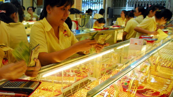 Mua vàng cất két: Nhà giàu thắng đậm