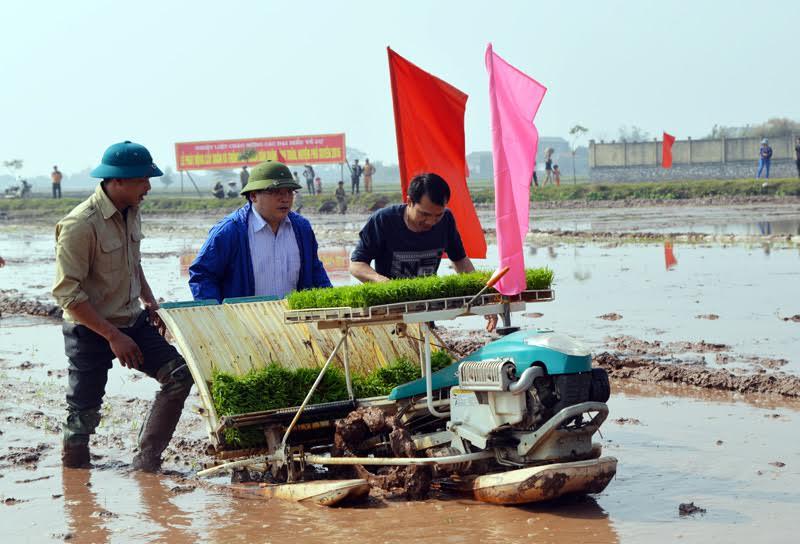 Lãnh đạo Hà Nội đi cấy: Sách mới lật trang đầu