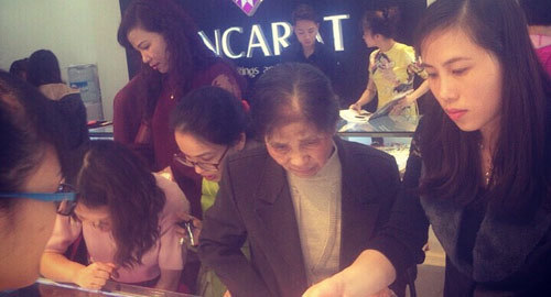 Chen chân mua vàng ngày Thần Tài Bính Thân