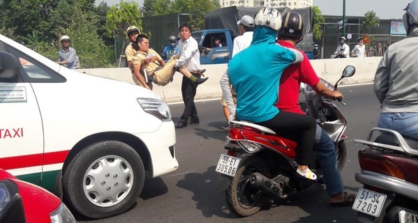 2 thanh niên đâm xe làm CSGT bất tỉnh, gãy chân