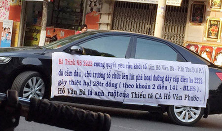 Chủ khách sạn căng băng rôn bêu tên cán bộ diễu phố