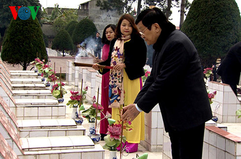 Chủ tịch nước dâng hoa tại nghĩa trang liệt sĩ Lạng Sơn