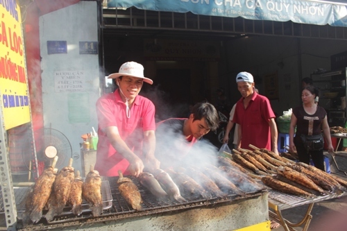 Đổ xô mua cá lóc nướng cúng Thần tài, cầu buôn may bán đắt