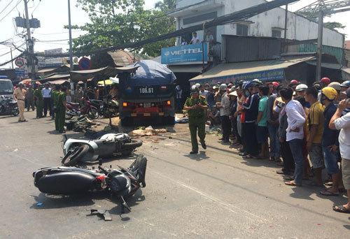 Xe ben tông hàng loạt xe máy ở Sài Gòn, 2 người tử vong