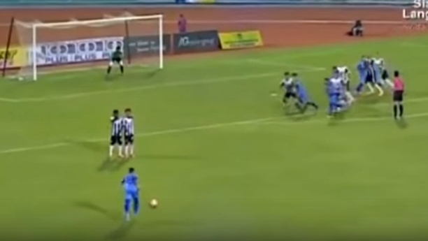 Cầu thủ Malaysia lập siêu phẩm sút phạt dị chưa từng có