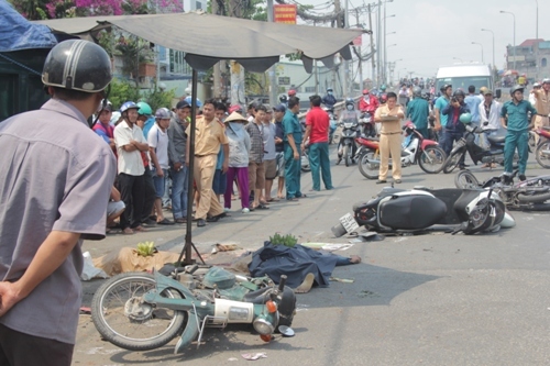 Hiện trường vụ tông xe liên hoàn, 2 người chết ở Sài Gòn
