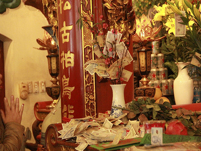Rải tiền la liệt ở đền chùa Hà Nội