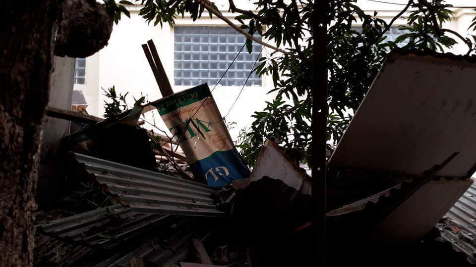 Hà Nội: Bê tông rơi vào nhà, 13 người thoát chết