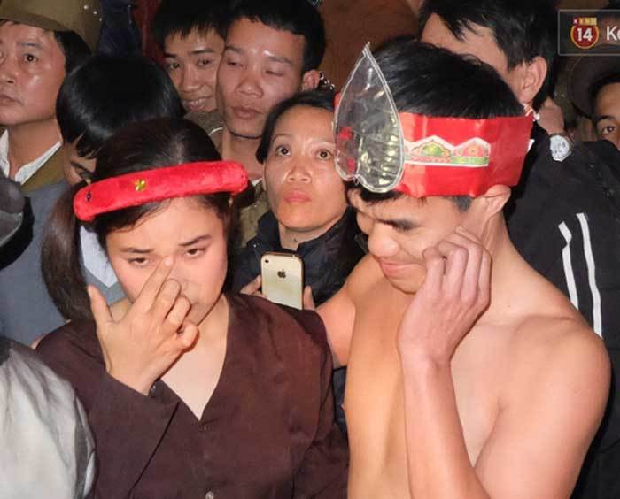 Ngượng đỏ mặt xem lễ hội